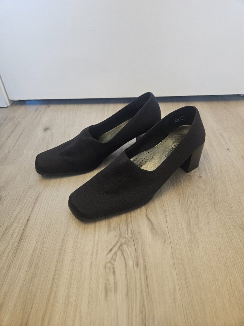 HighLights by Payless Black Pumps Size 9 - Classic & Comfortable Pointed Toe Hee